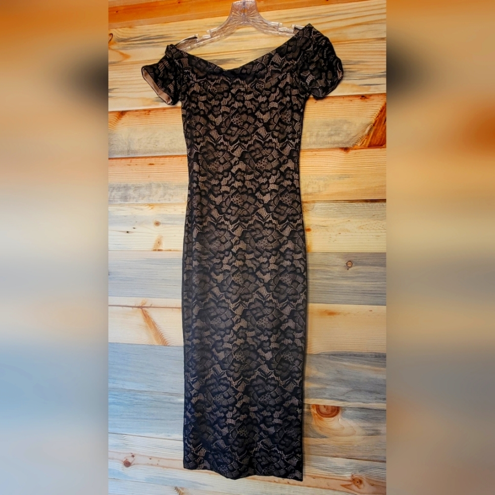 Dress the Population / Jemma off shoulder short sleeve Black lace with Nude